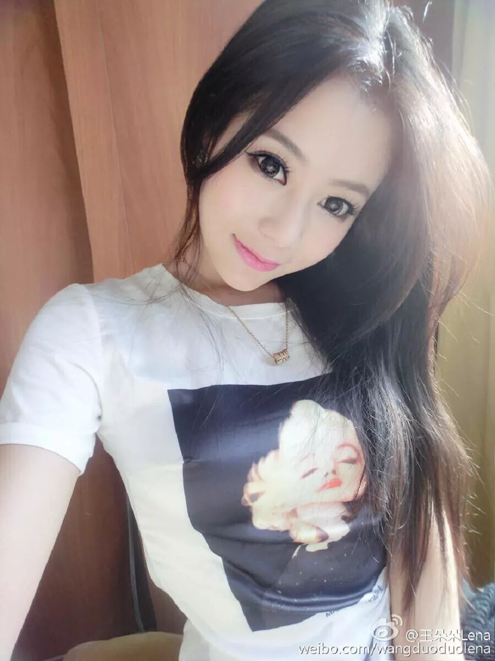 甜美尤物王朵朵Lena火爆身材童颜巨乳性感微博写真498P