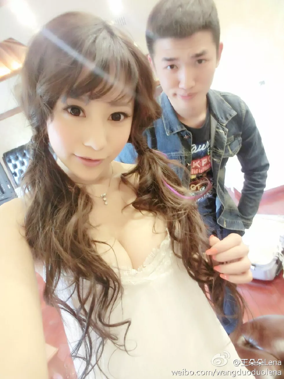 甜美尤物王朵朵Lena火爆身材童颜巨乳性感微博写真498P