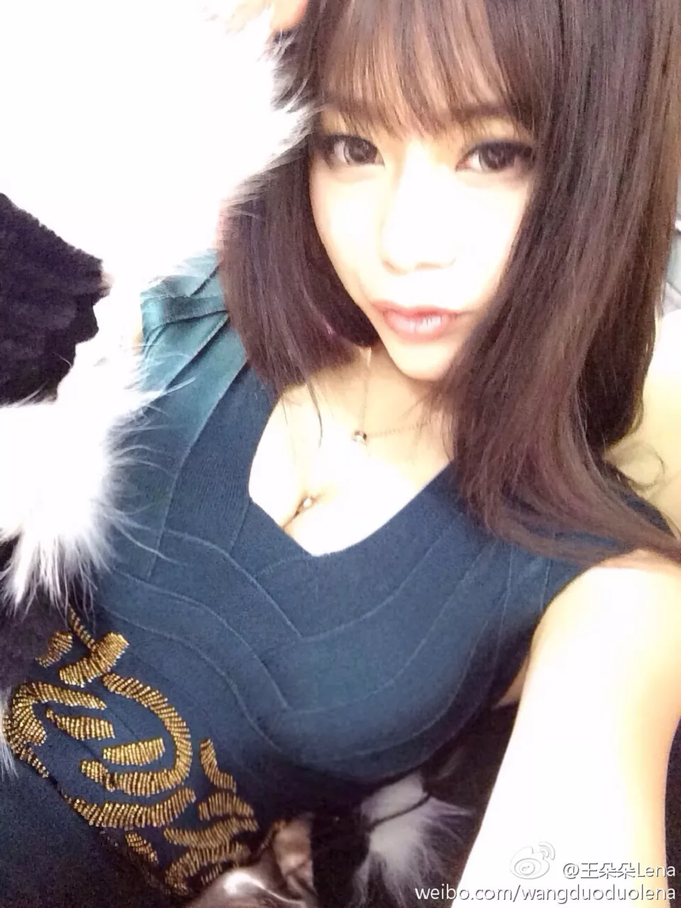 甜美尤物王朵朵Lena火爆身材童颜巨乳性感微博写真498P