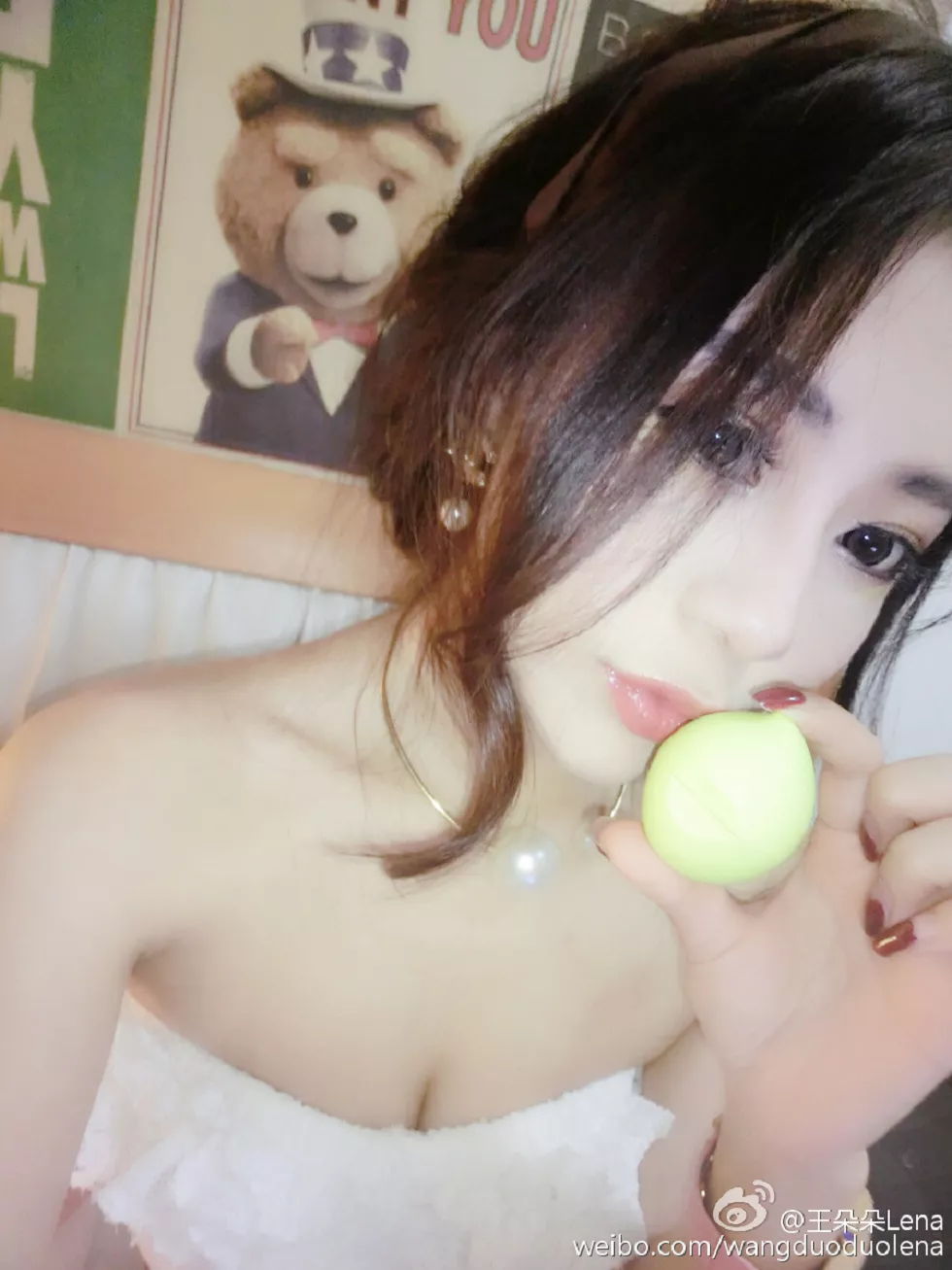 甜美尤物王朵朵Lena火爆身材童颜巨乳性感微博写真498P