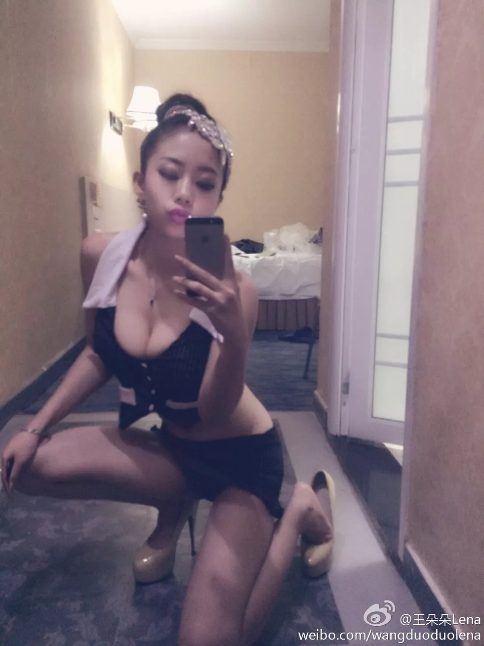 甜美尤物王朵朵Lena火爆身材童颜巨乳性感微博写真498P