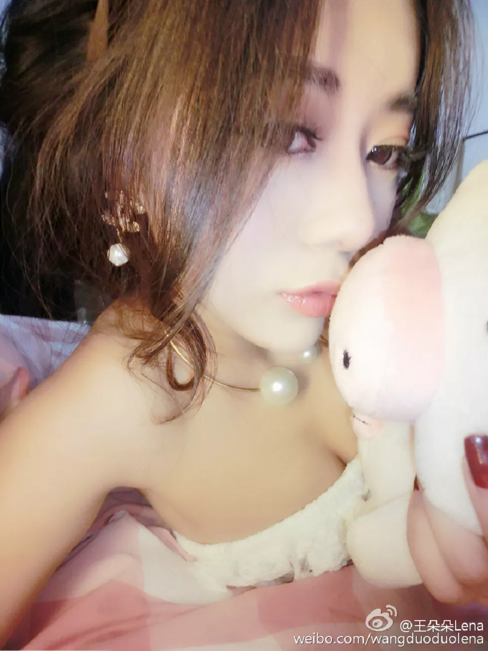 甜美尤物王朵朵Lena火爆身材童颜巨乳性感微博写真498P