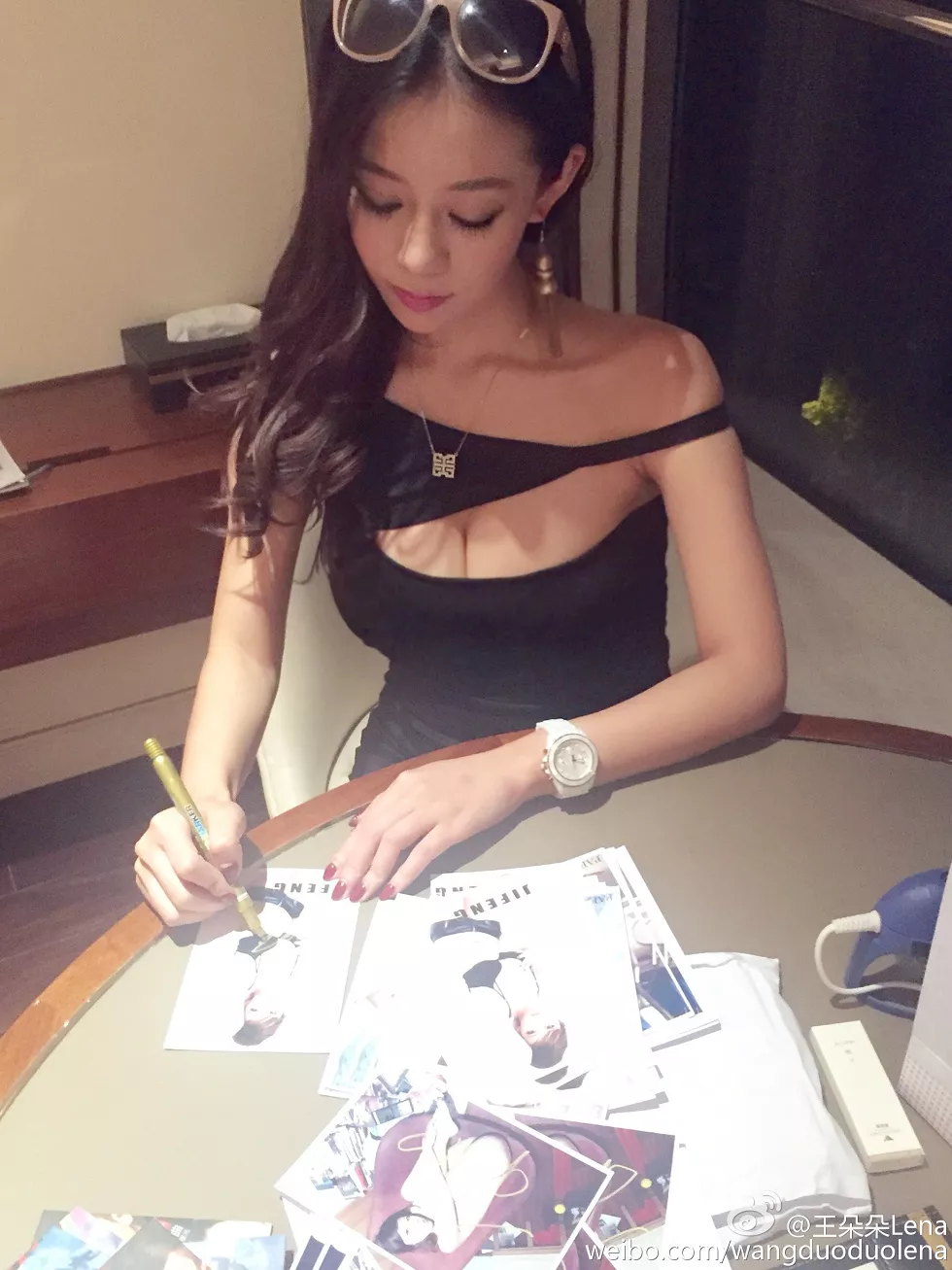 甜美尤物王朵朵Lena火爆身材童颜巨乳性感微博写真498P