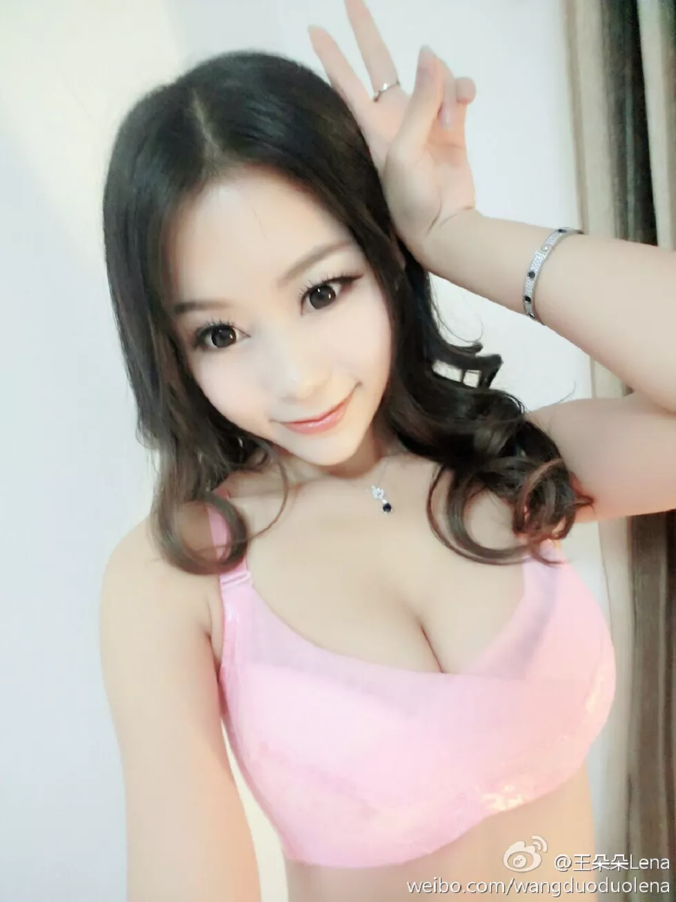 甜美尤物王朵朵Lena火爆身材童颜巨乳性感微博写真498P