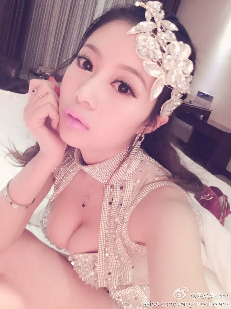 甜美尤物王朵朵Lena火爆身材童颜巨乳性感微博写真498P