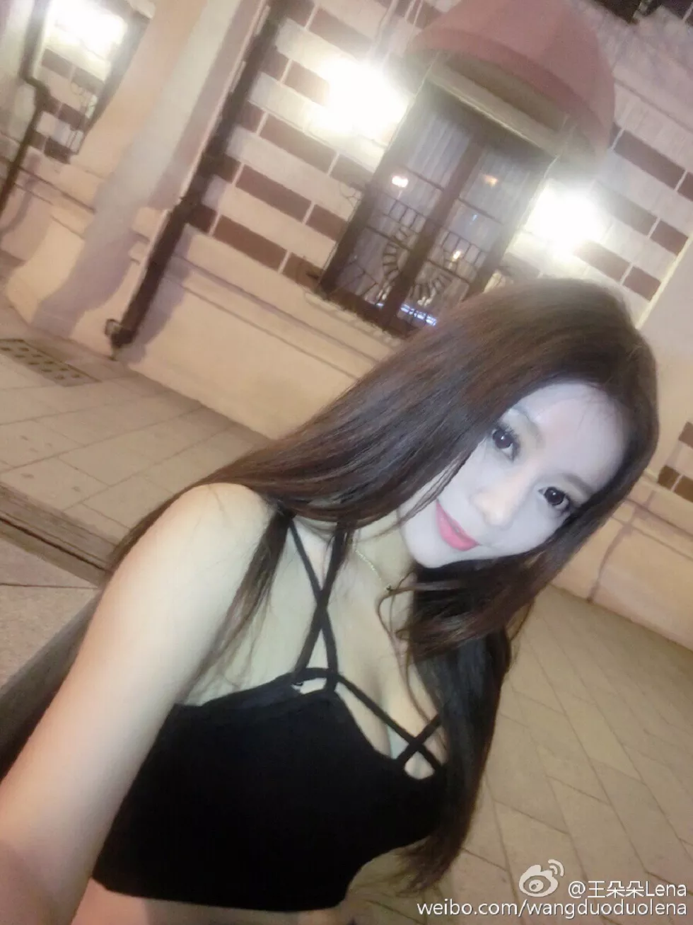 甜美尤物王朵朵Lena火爆身材童颜巨乳性感微博写真498P