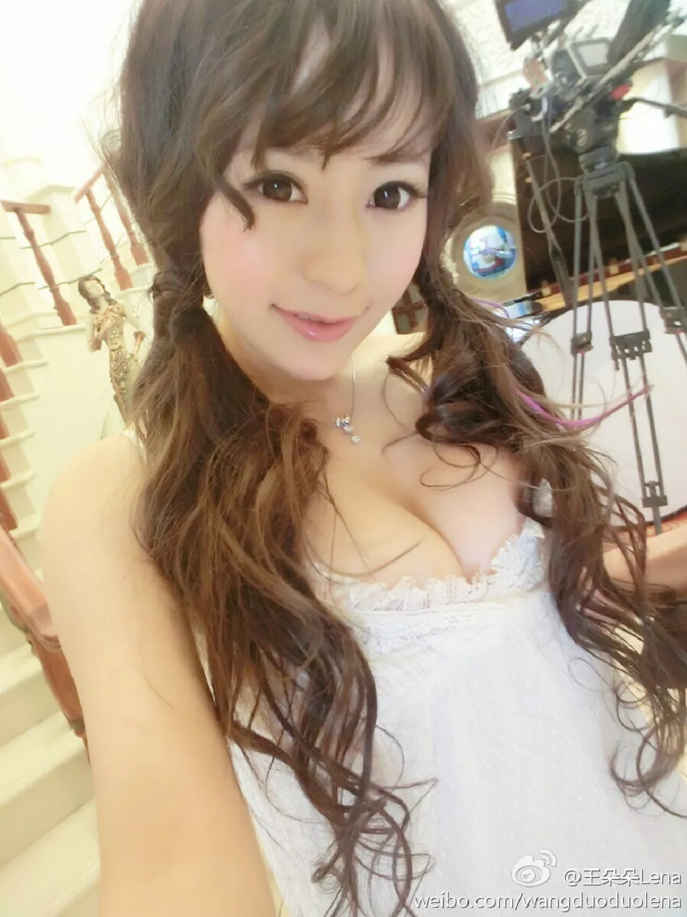 甜美尤物王朵朵Lena火爆身材童颜巨乳性感微博写真498P
