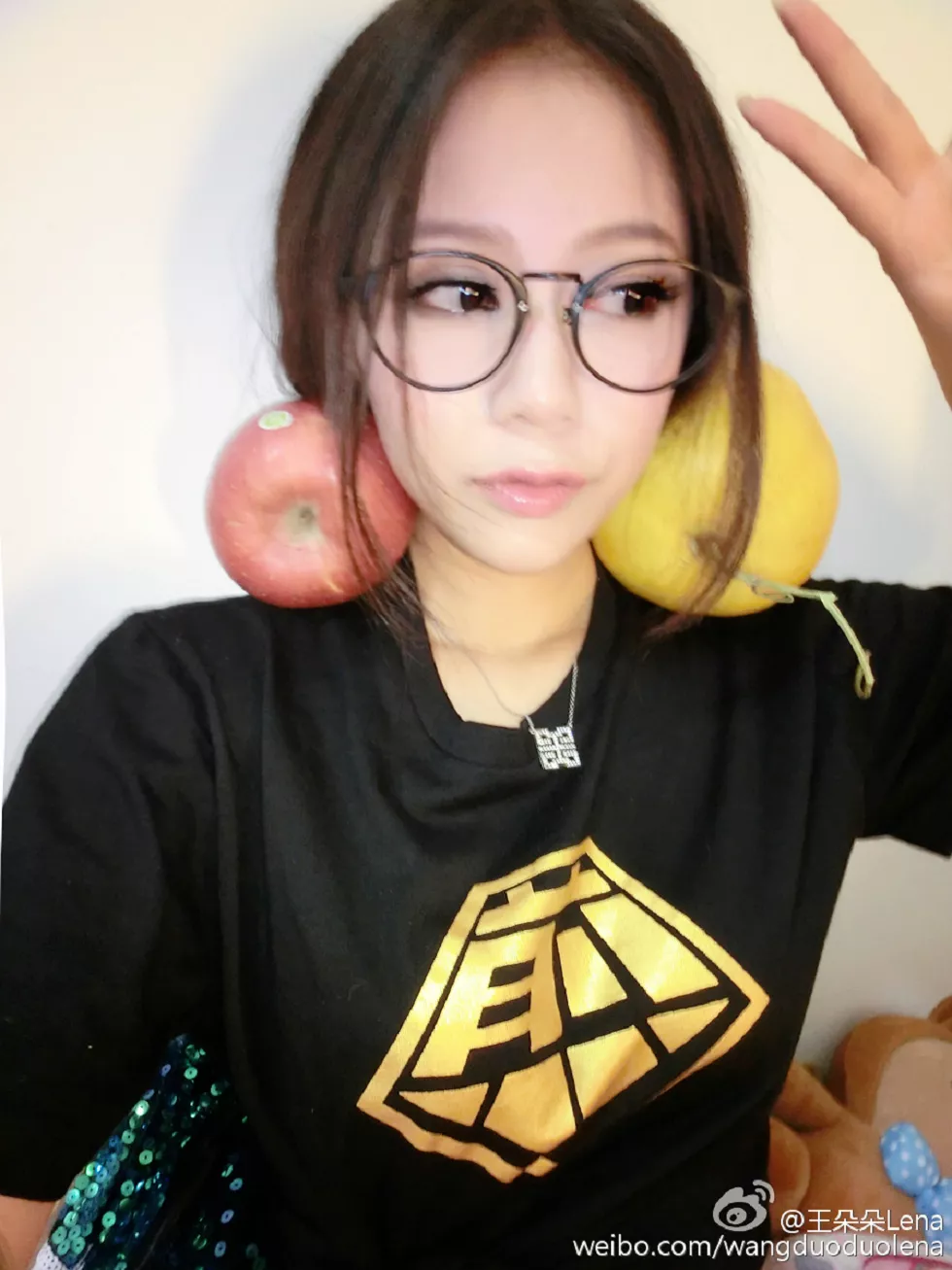 甜美尤物王朵朵Lena火爆身材童颜巨乳性感微博写真498P