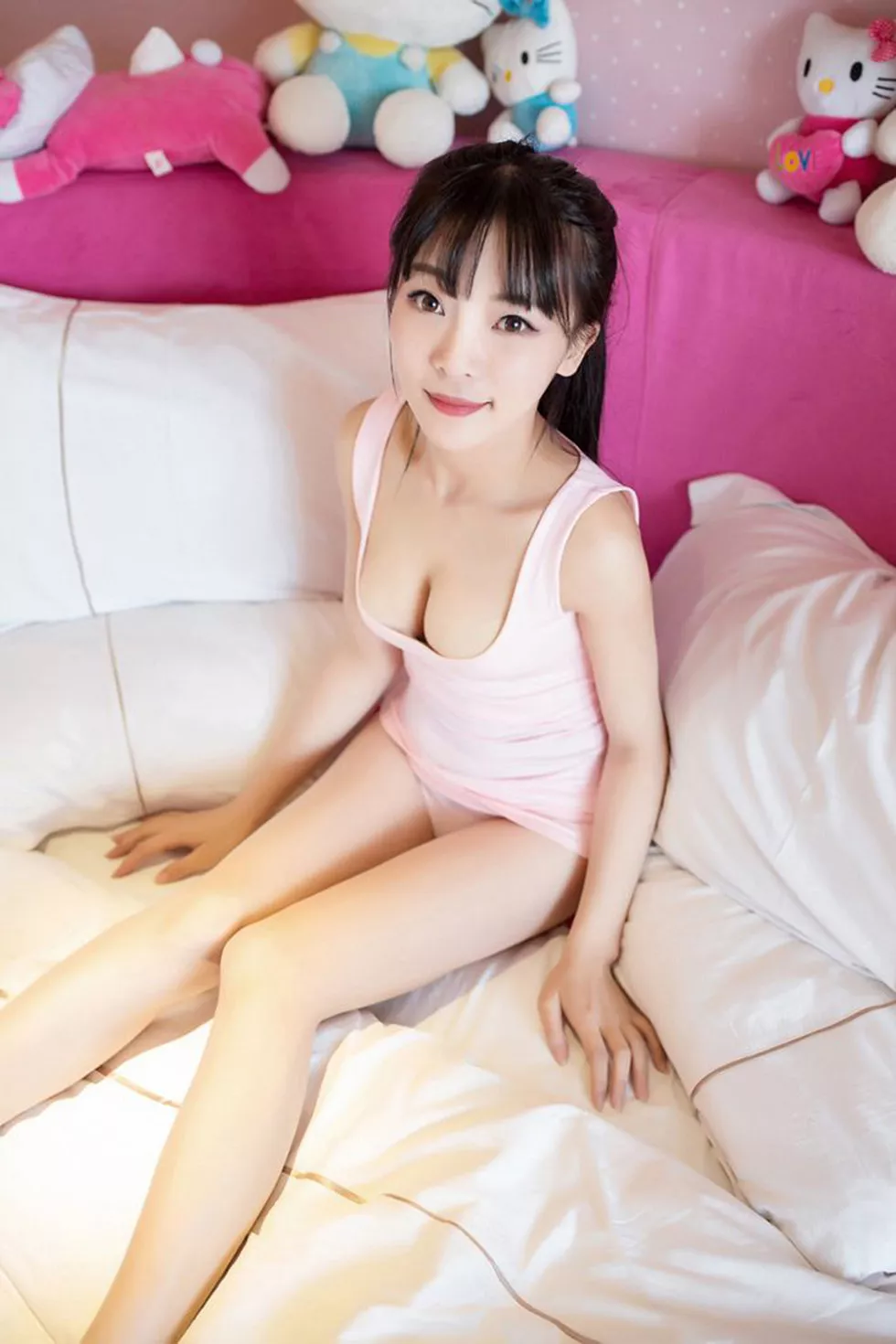 XiuRen第593期_性感小萝莉Mio莉莉丝粉红吊带背心秀美胸迷人写真52P