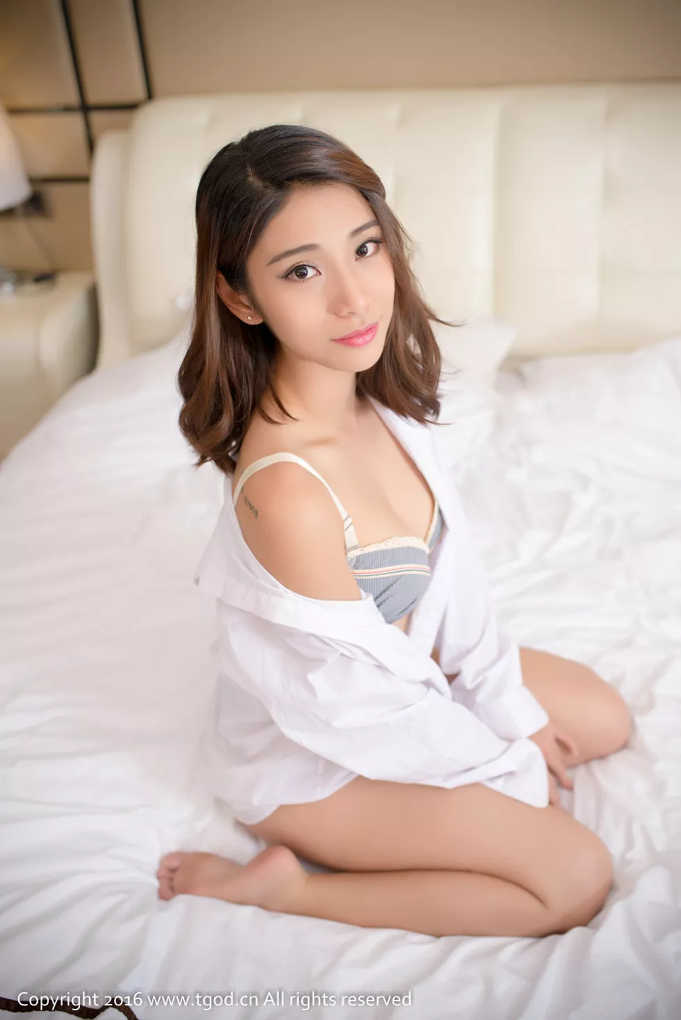 [TGOD推女神]2016.06.21_嫩模Lee小棠居家私房白色大床上性感内衣撩人姿势写真33P