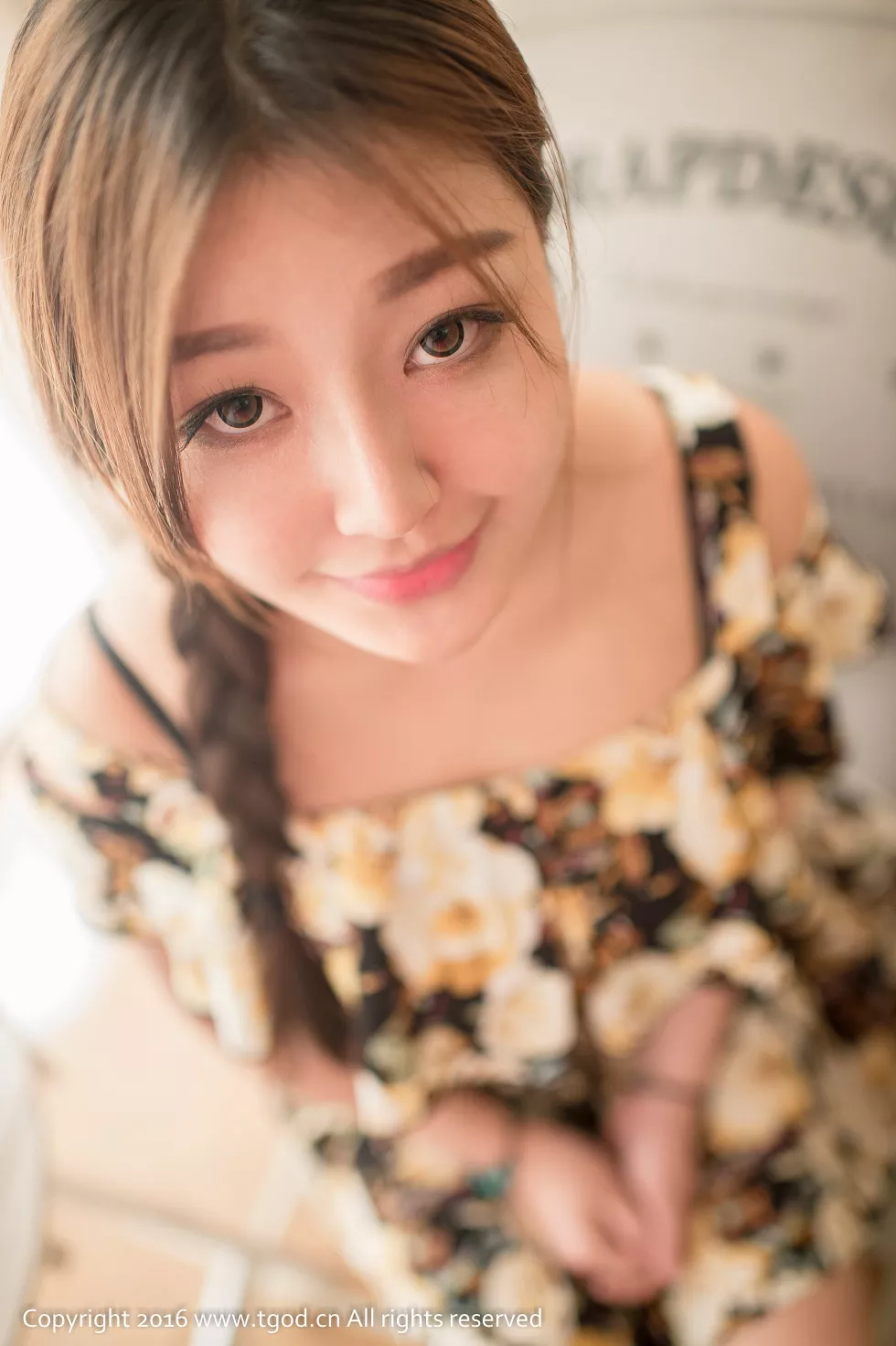[TGOD推女神]2016.06.15_嫩模小蝴蝶居家花色吊带裙秀美胸邻家姑娘清新写真36P