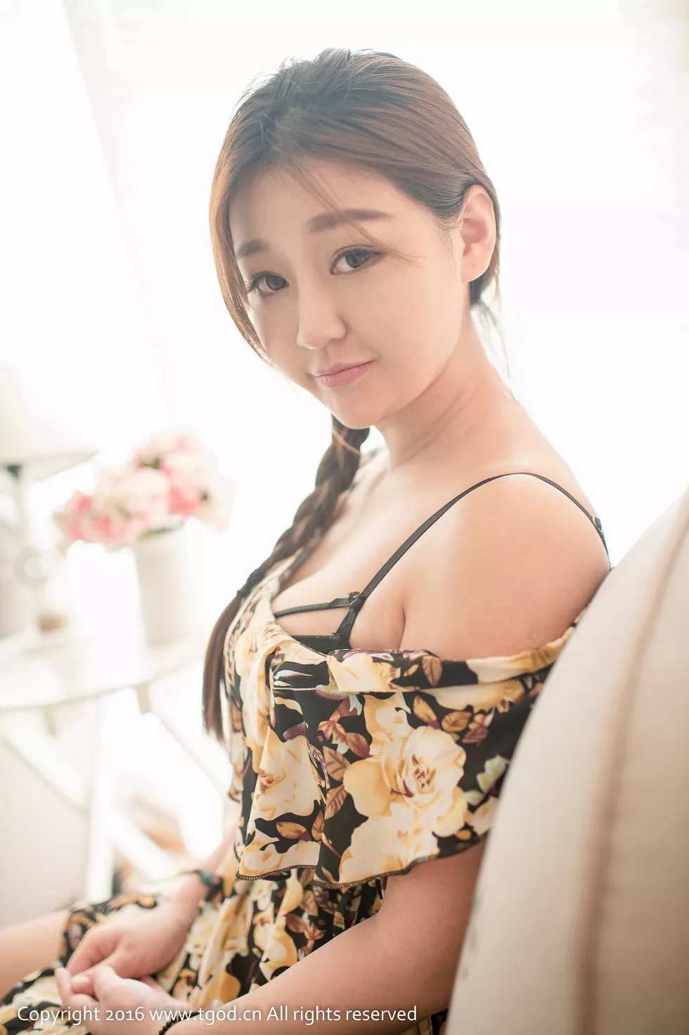 [TGOD推女神]2016.06.15_嫩模小蝴蝶居家花色吊带裙秀美胸邻家姑娘清新写真36P