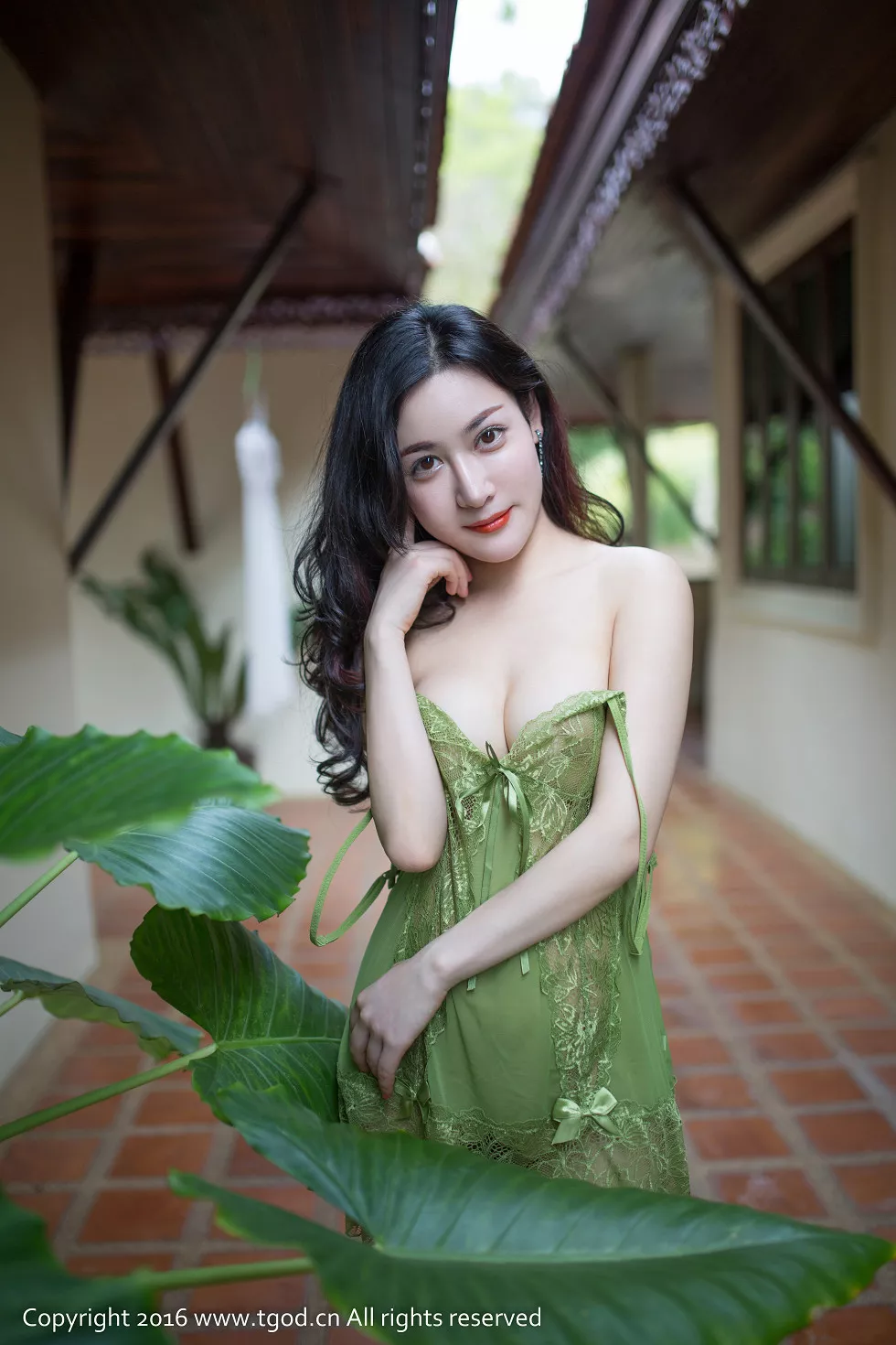 [TGOD推女神]2016.07.09_苏梅岛旅拍之巧儿第一刊脱红色肚兜秀美乳极致诱惑写真52P
