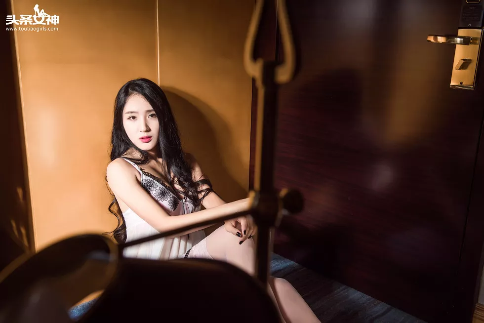 [Toutiao头条女神]No.227_嫩模涟漪sara居家大床上吊带睡裙秀美胸蕾丝白丝写真20P