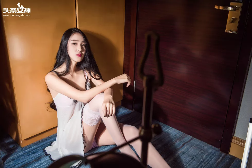 [Toutiao头条女神]No.227_嫩模涟漪sara居家大床上吊带睡裙秀美胸蕾丝白丝写真20P