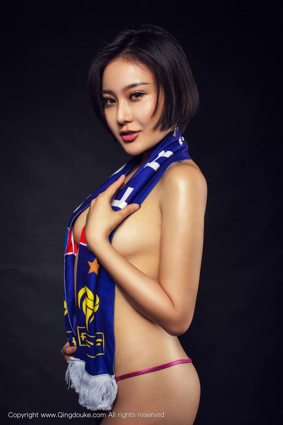 [青豆客QingDouKe]2016.11.17_嫩模婵大尺度私房内衣秀美乳丁字裤美臀诱惑写真43P