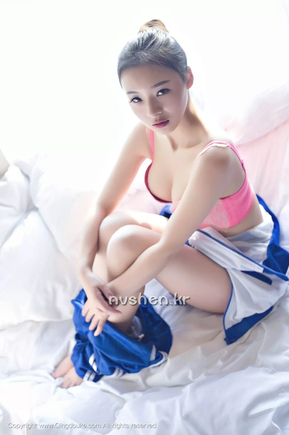 [青豆客QingDouKe]2016.11.29_嫩模Una尤娜校服运动服下粉红内衣完诱惑写真73P