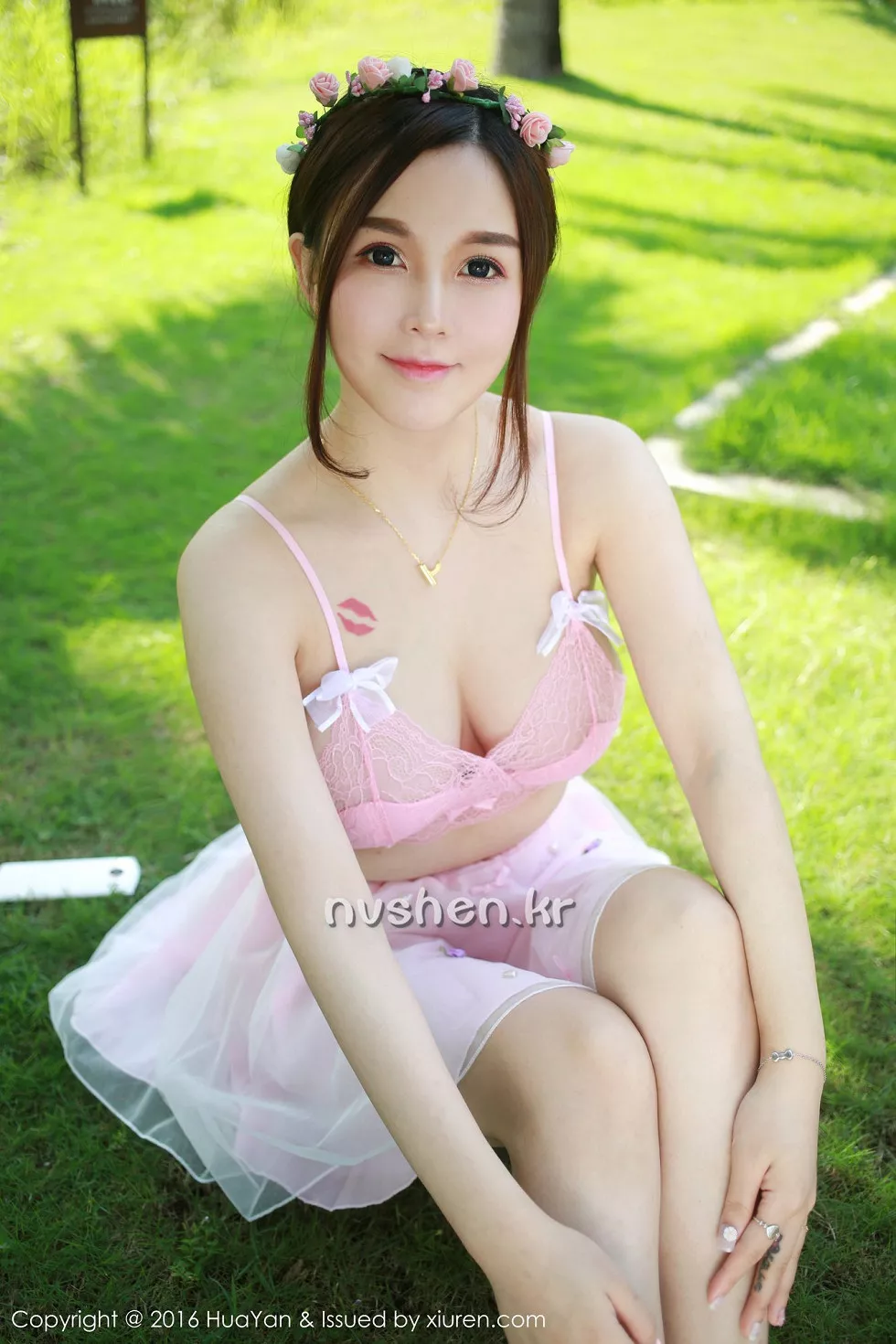 [HuaYan花の颜]Vol.007_嫩模沈蜜桃off三亚旅拍巨乳花仙子粉红内衣秀豪乳写真55P