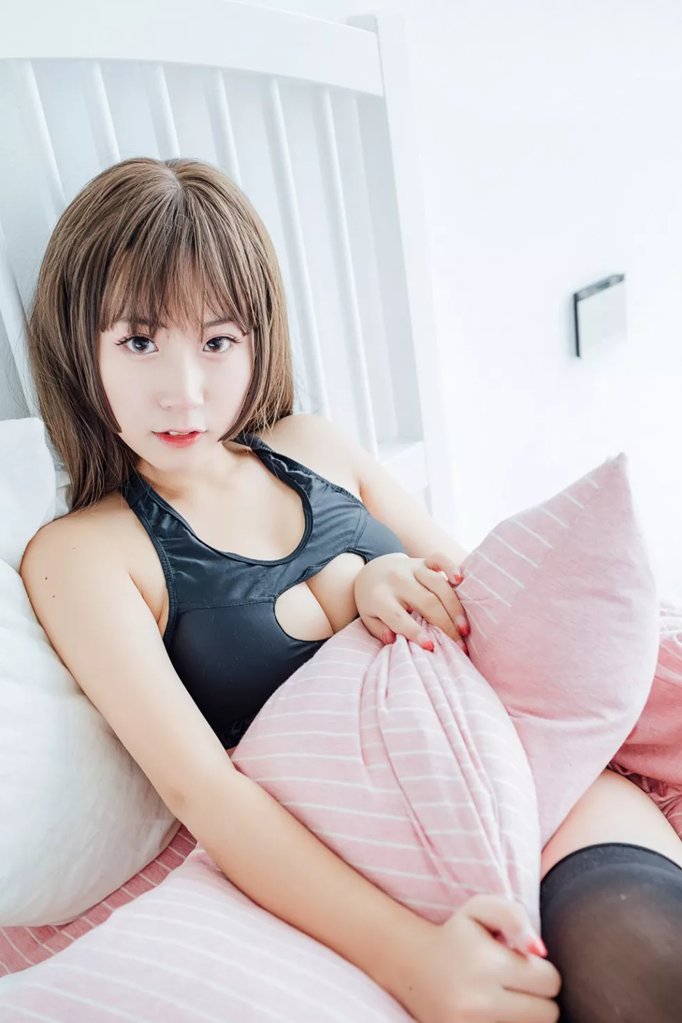 [BoLoli波萝社新刊]Vol.020_嫩模猫九酱Sakura粉红大床上性感黑色内衣写真41P