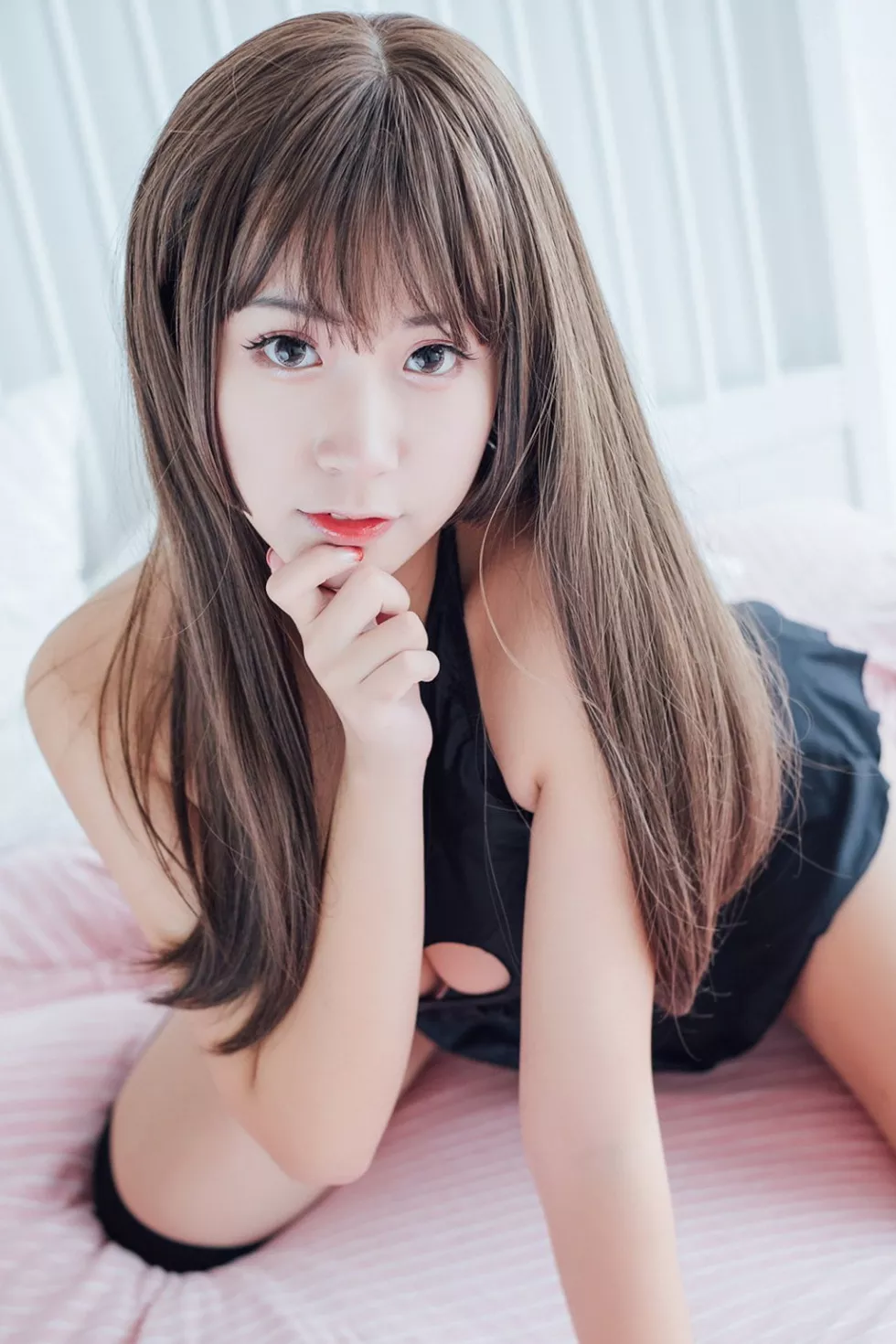 [BoLoli波萝社新刊]Vol.020_嫩模猫九酱Sakura粉红大床上性感黑色内衣写真41P