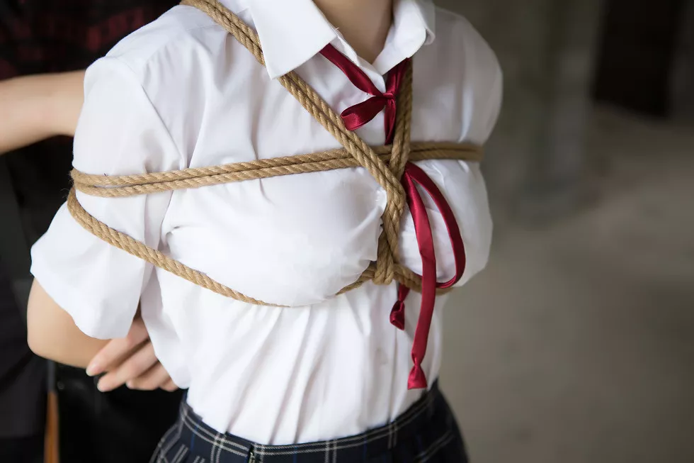 嫩模k8傲娇萌萌Vivian早期学生装野外捆绑大尺度露豪乳诱惑写真42P