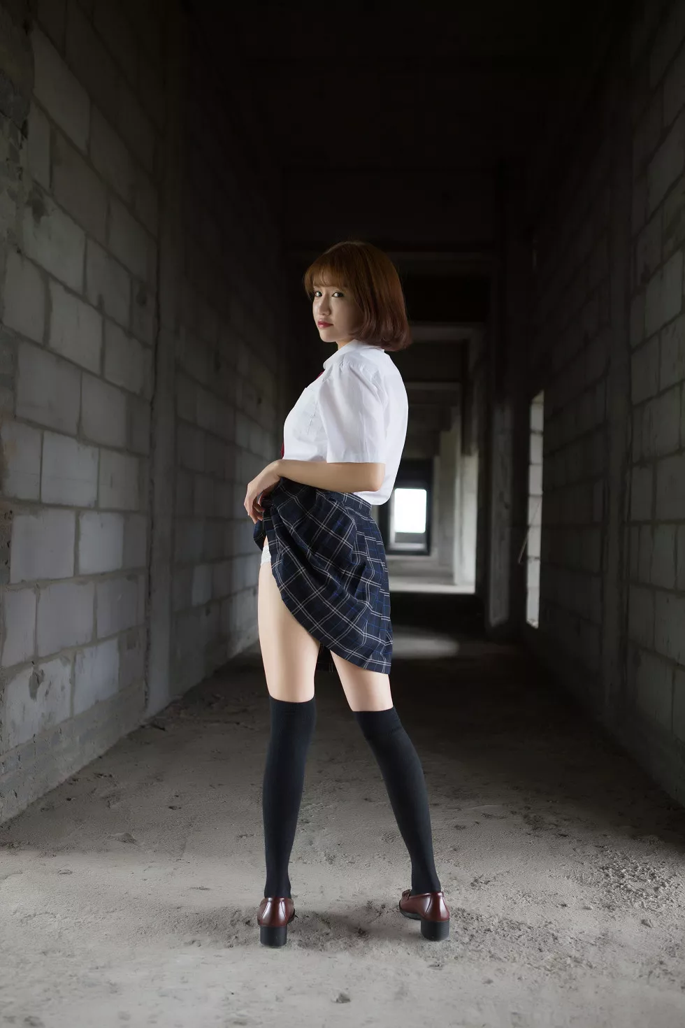 嫩模k8傲娇萌萌Vivian早期学生装野外捆绑大尺度露豪乳诱惑写真42P