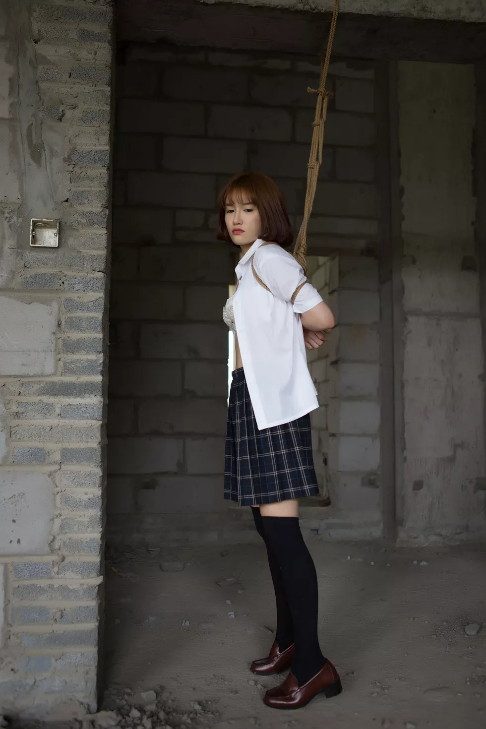 嫩模k8傲娇萌萌Vivian早期学生装野外捆绑大尺度露豪乳诱惑写真42P