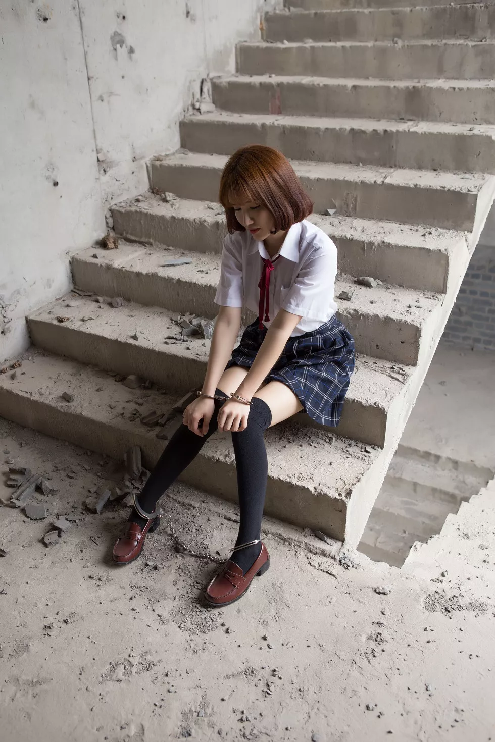 嫩模k8傲娇萌萌Vivian早期学生装野外捆绑大尺度露豪乳诱惑写真42P