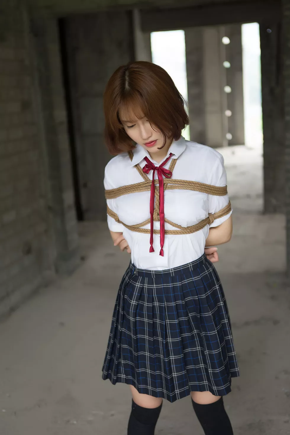 嫩模k8傲娇萌萌Vivian早期学生装野外捆绑大尺度露豪乳诱惑写真42P