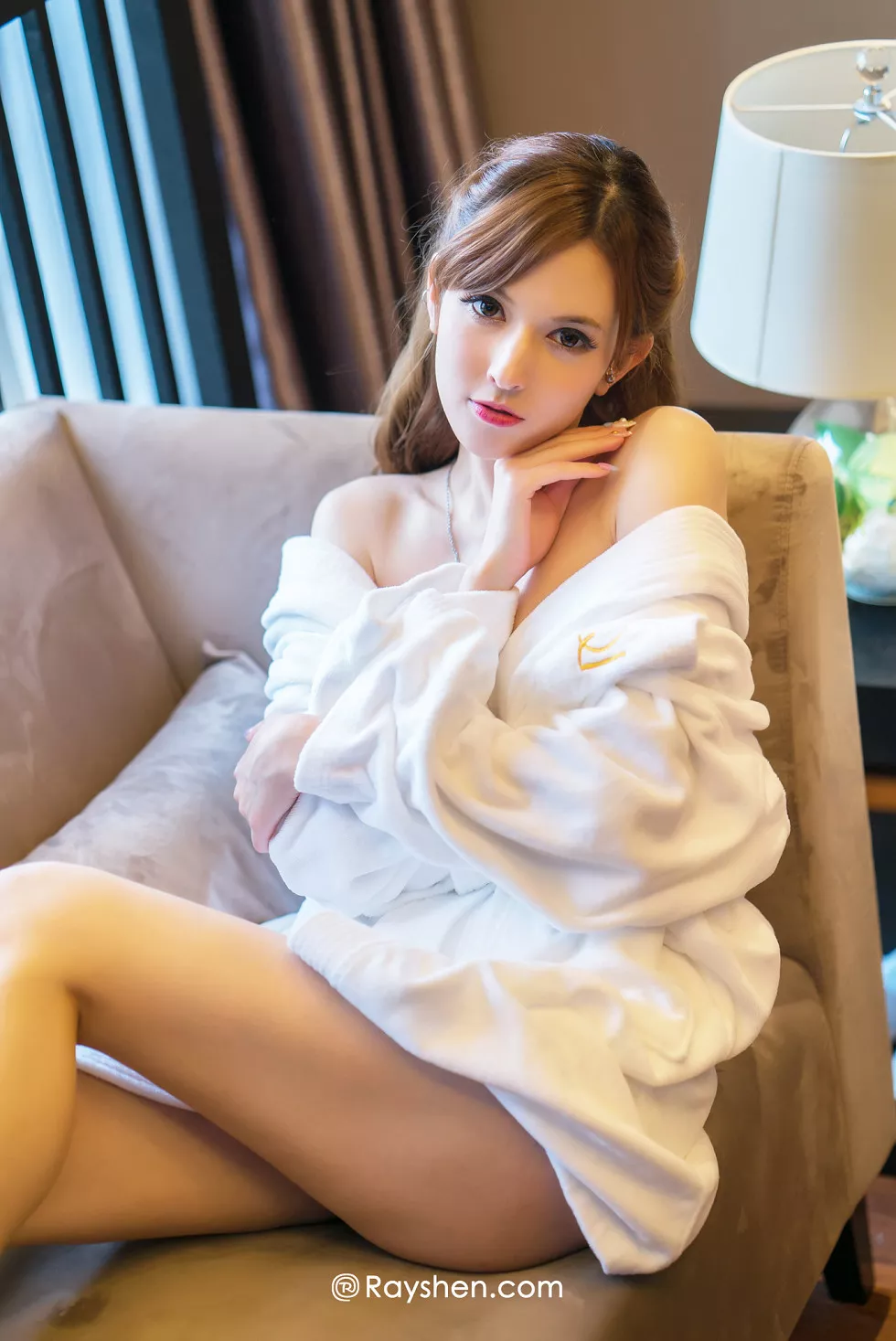 Rayshen摄影作品之泷泽萝拉白色睡衣半露白嫩肌肤性感写真9P