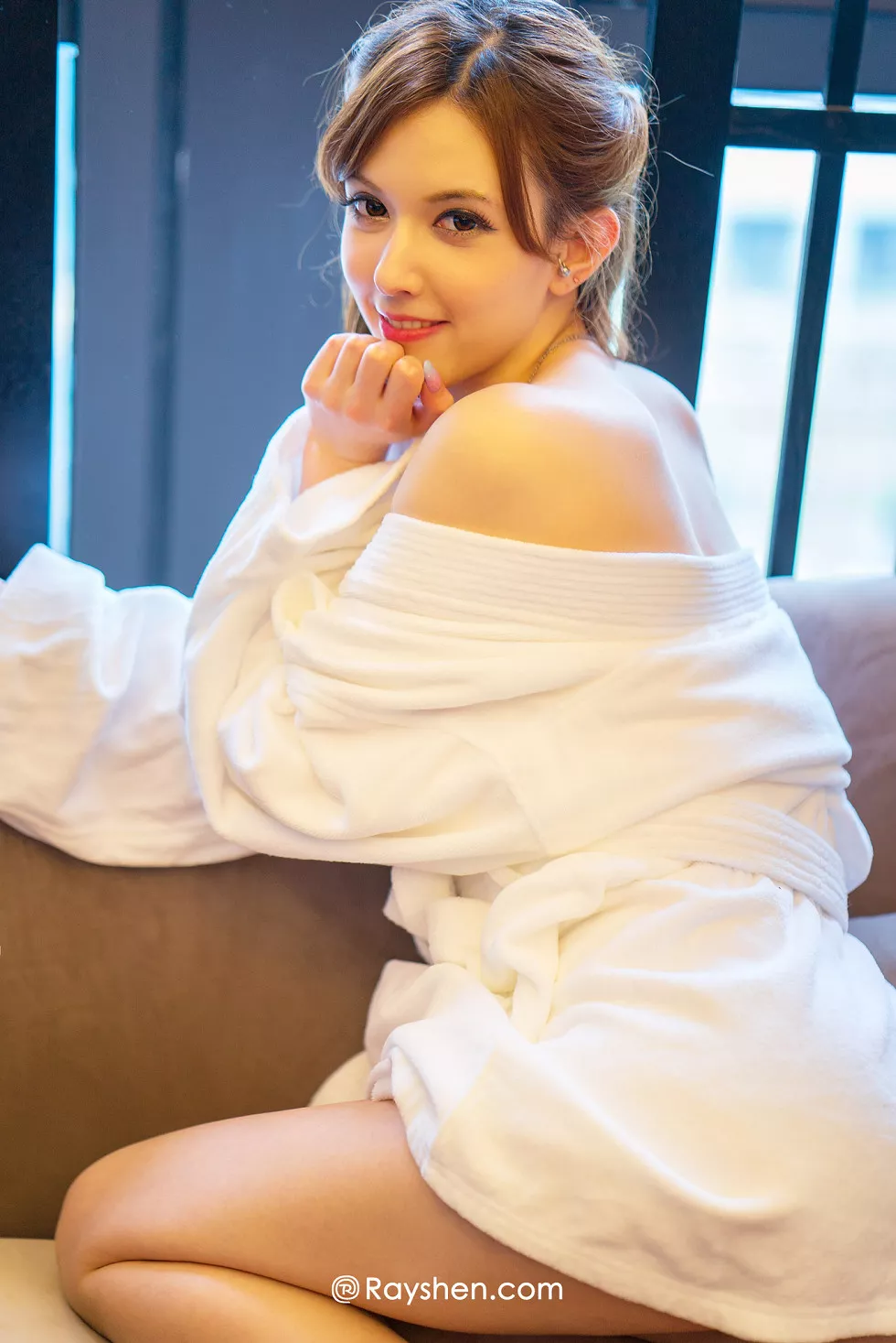 Rayshen摄影作品之泷泽萝拉白色睡衣半露白嫩肌肤性感写真9P