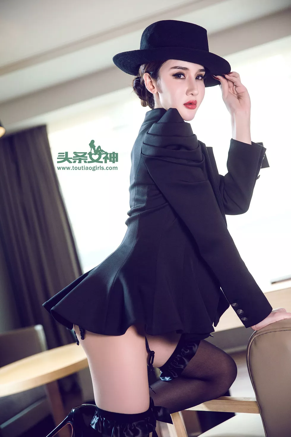 [Toutiao头条女神]No.321_嫩模阿依努尔瓦娅居家吊带黑丝袜性感内衣秀完美身材写真27P