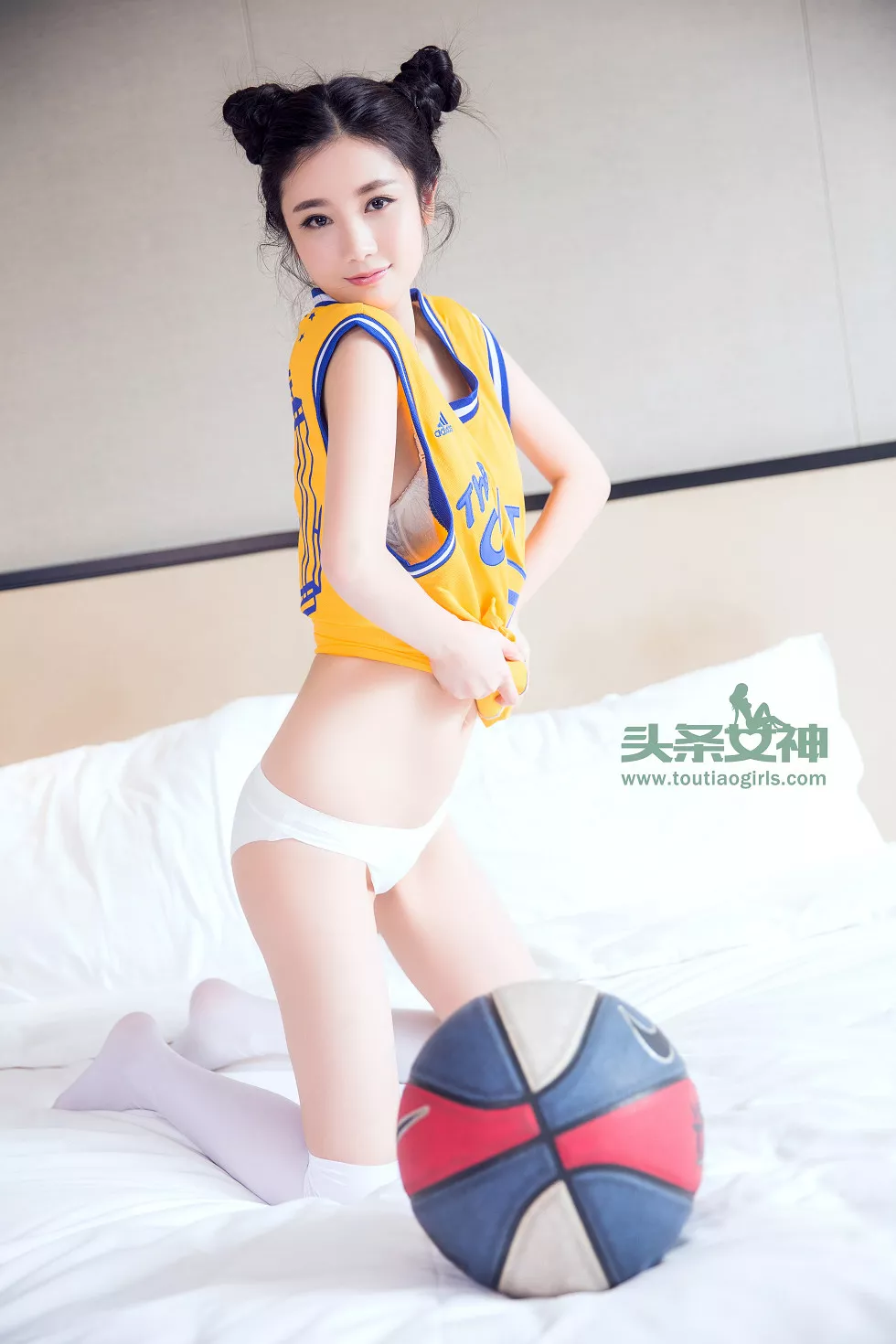 [Toutiao头条女神]No.323_嫩模苏凉性感篮球宝贝白丝腿袜秀完美身材白嫩肌肤写真20P