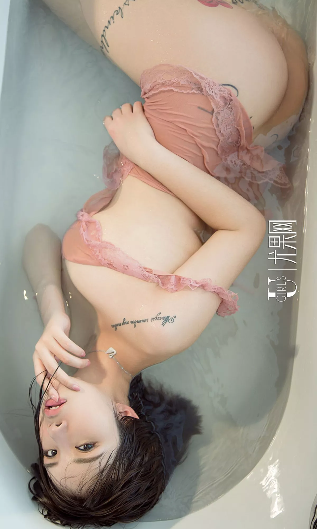 [Ugirls爱尤物]No.666_嫩模Jasmine粉红睡裙浴缸里湿身透视秀傲人美乳完美诱惑写真40P