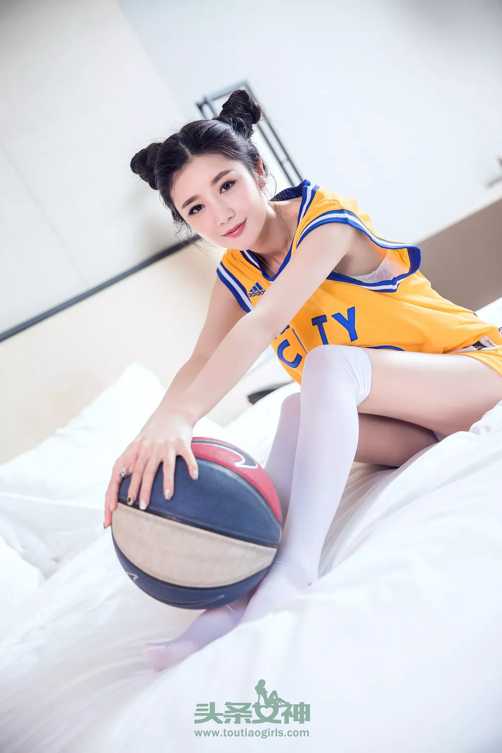 [Toutiao头条女神]No.323_嫩模苏凉性感篮球宝贝白丝腿袜秀完美身材白嫩肌肤写真20P