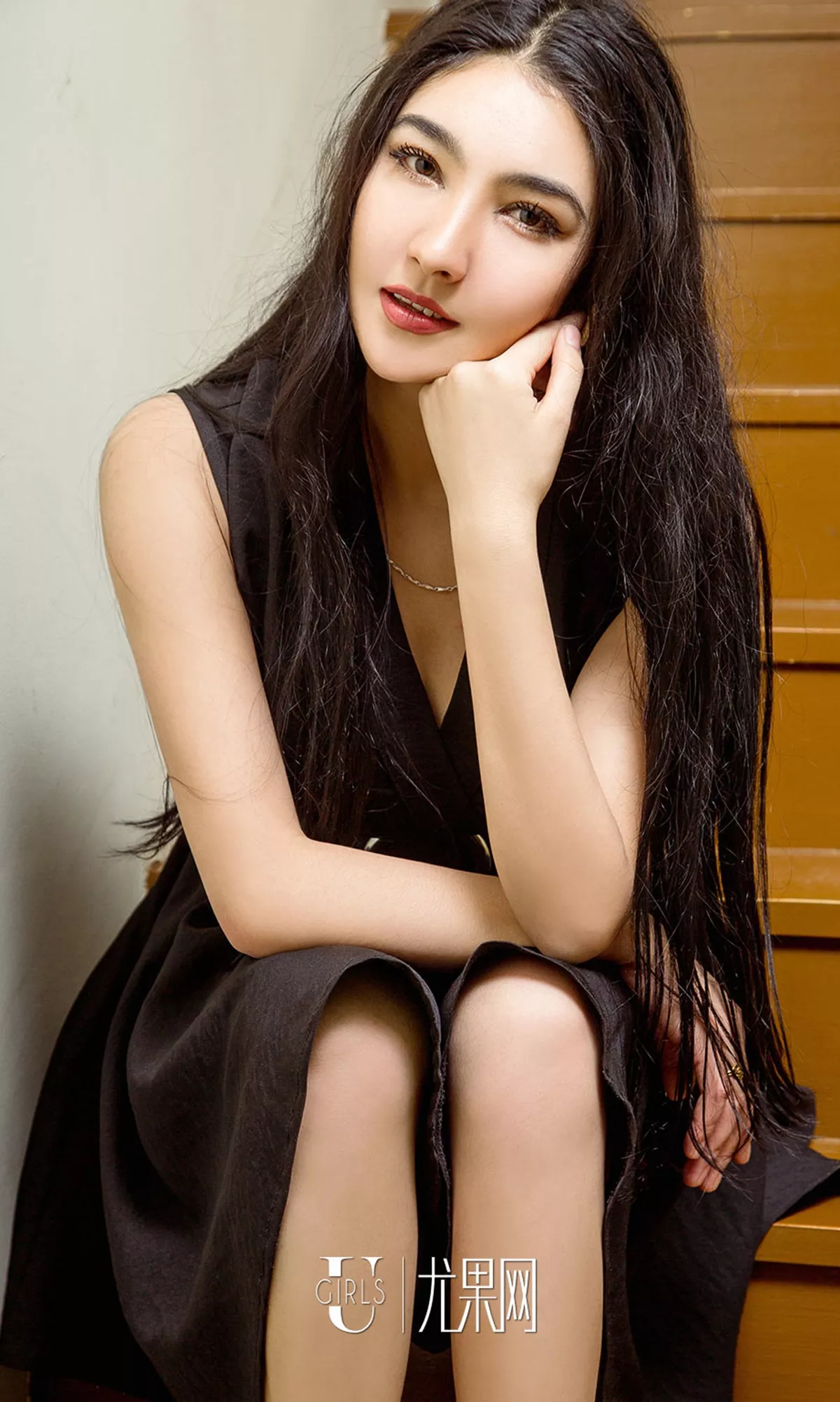[Ugirls爱尤物]No.678_嫩模加依娜古丽单肩黑色长裙+吊带睡裙秀完美身材靓丽写真36P