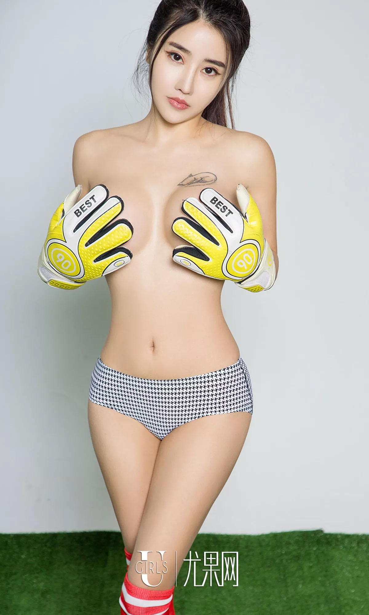 [Ugirls爱尤物]No.688_嫩模张馥棋性感足球宝贝全裸上身手档豪乳撩人诱惑写真41P