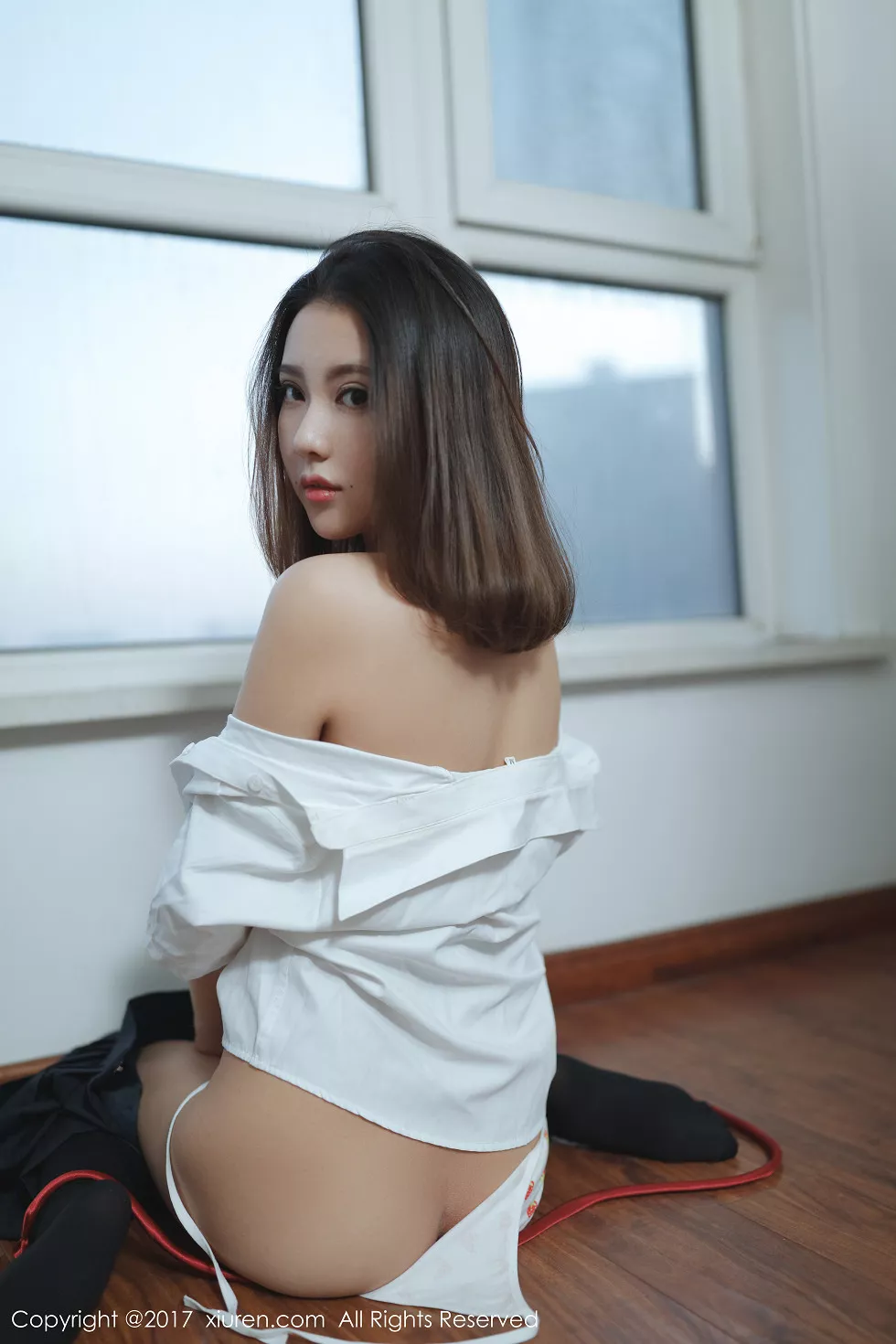 XiuRen第726期_嫩模小魔女奈奈性感学生装秀真空美乳草莓内裤迷人写真42P