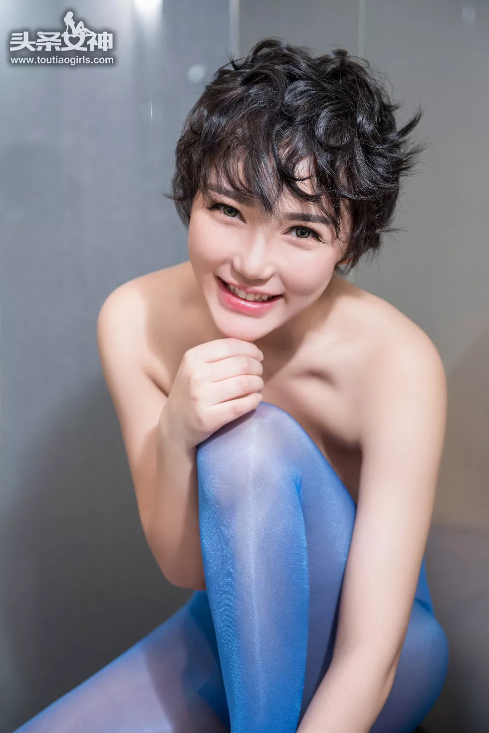 [Toutiao头条女神]No.333_嫩模大悦悦浴室里蓝丝裤袜秀美臀全裸上身露美乳诱惑写真27P