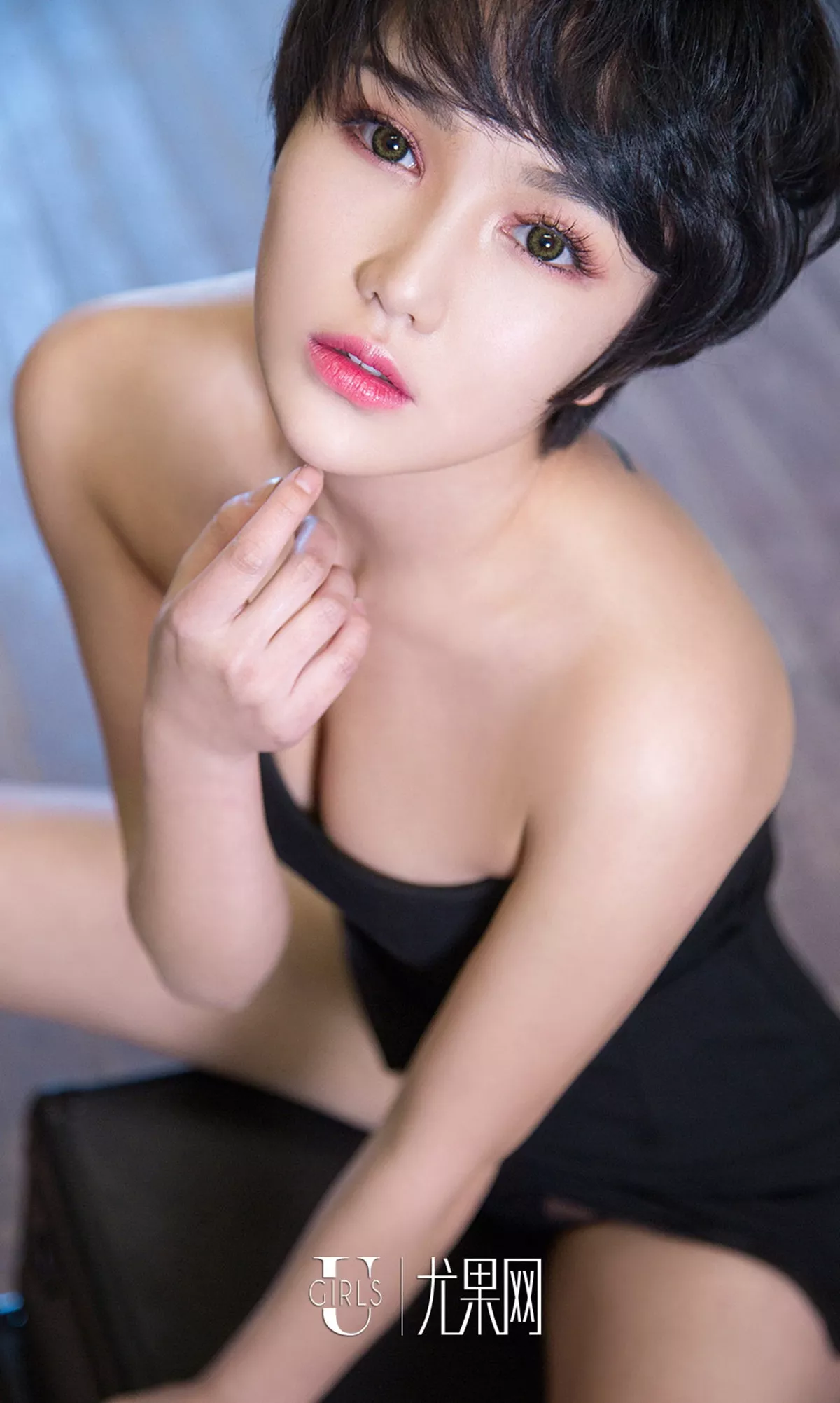 [Ugirls爱尤物]No.693_短发嫩模小悦悦居家沙发上吊带内衣白色内裤完美诱惑写真40P