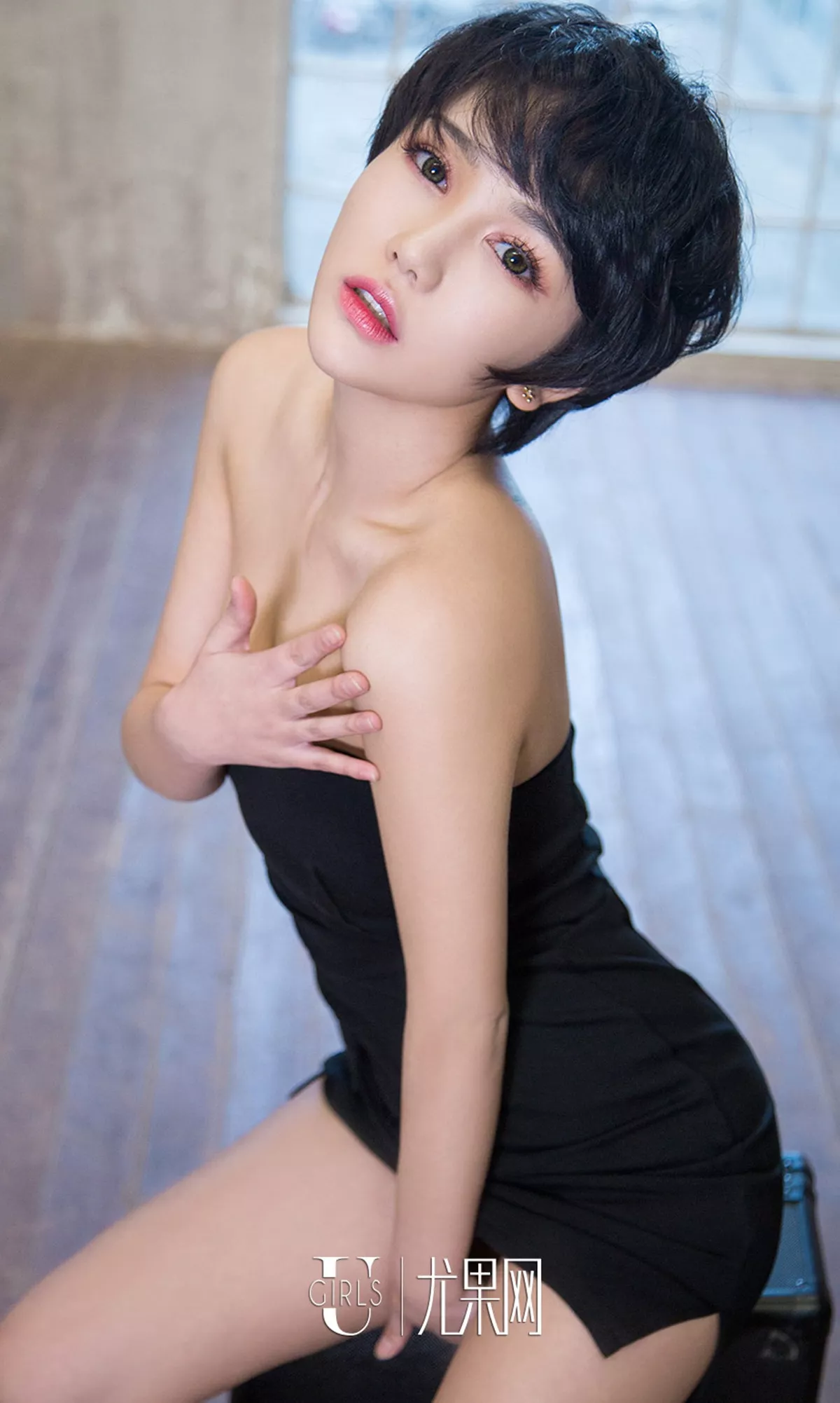 [Ugirls爱尤物]No.693_短发嫩模小悦悦居家沙发上吊带内衣白色内裤完美诱惑写真40P