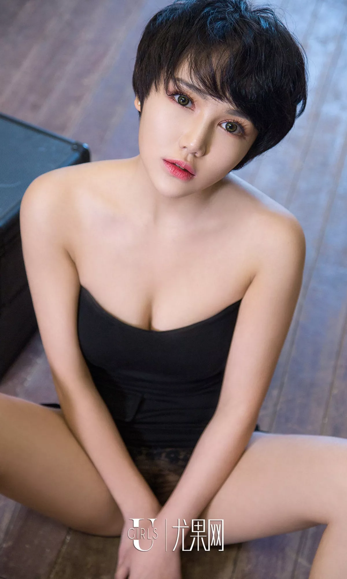 [Ugirls爱尤物]No.693_短发嫩模小悦悦居家沙发上吊带内衣白色内裤完美诱惑写真40P