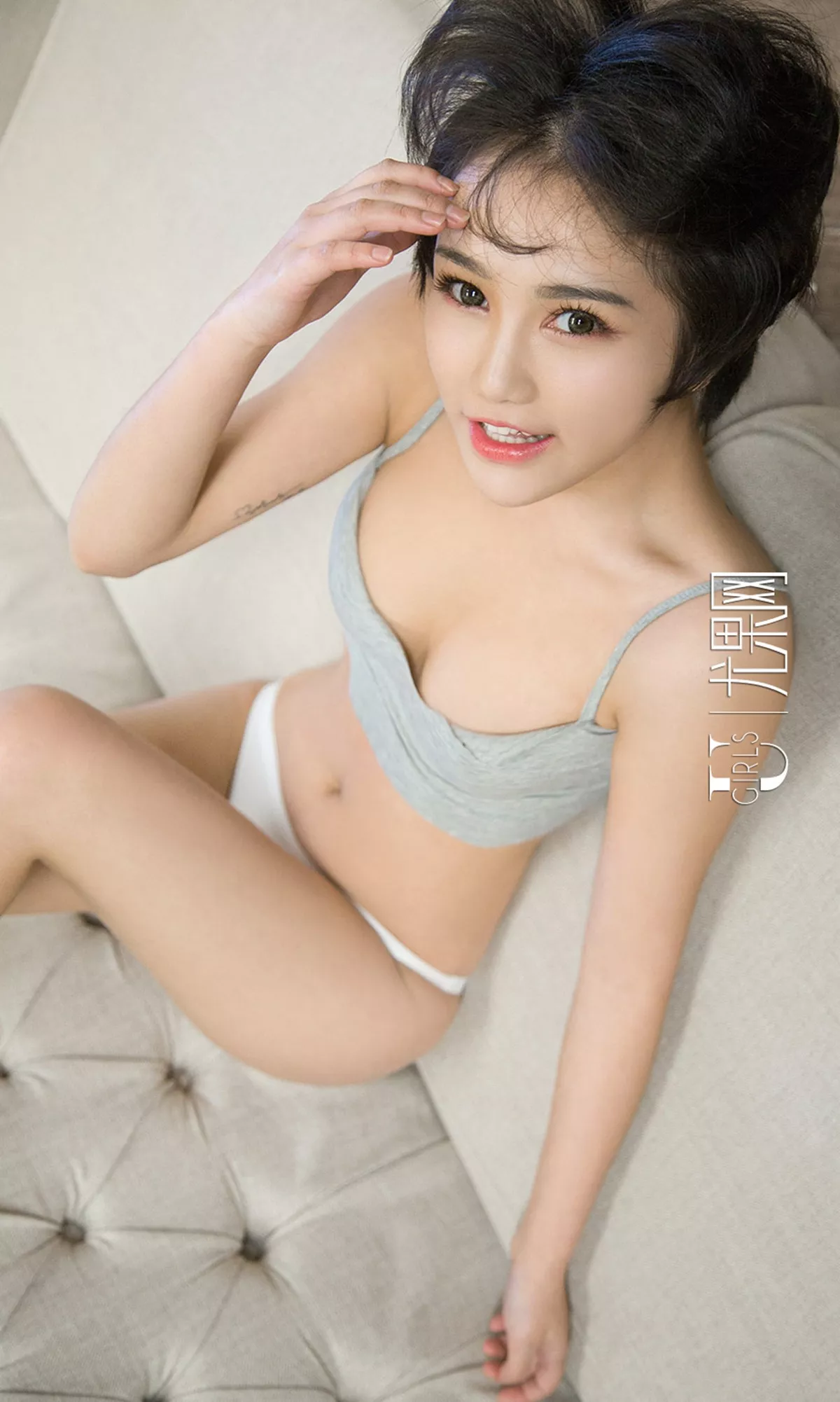 [Ugirls爱尤物]No.693_短发嫩模小悦悦居家沙发上吊带内衣白色内裤完美诱惑写真40P