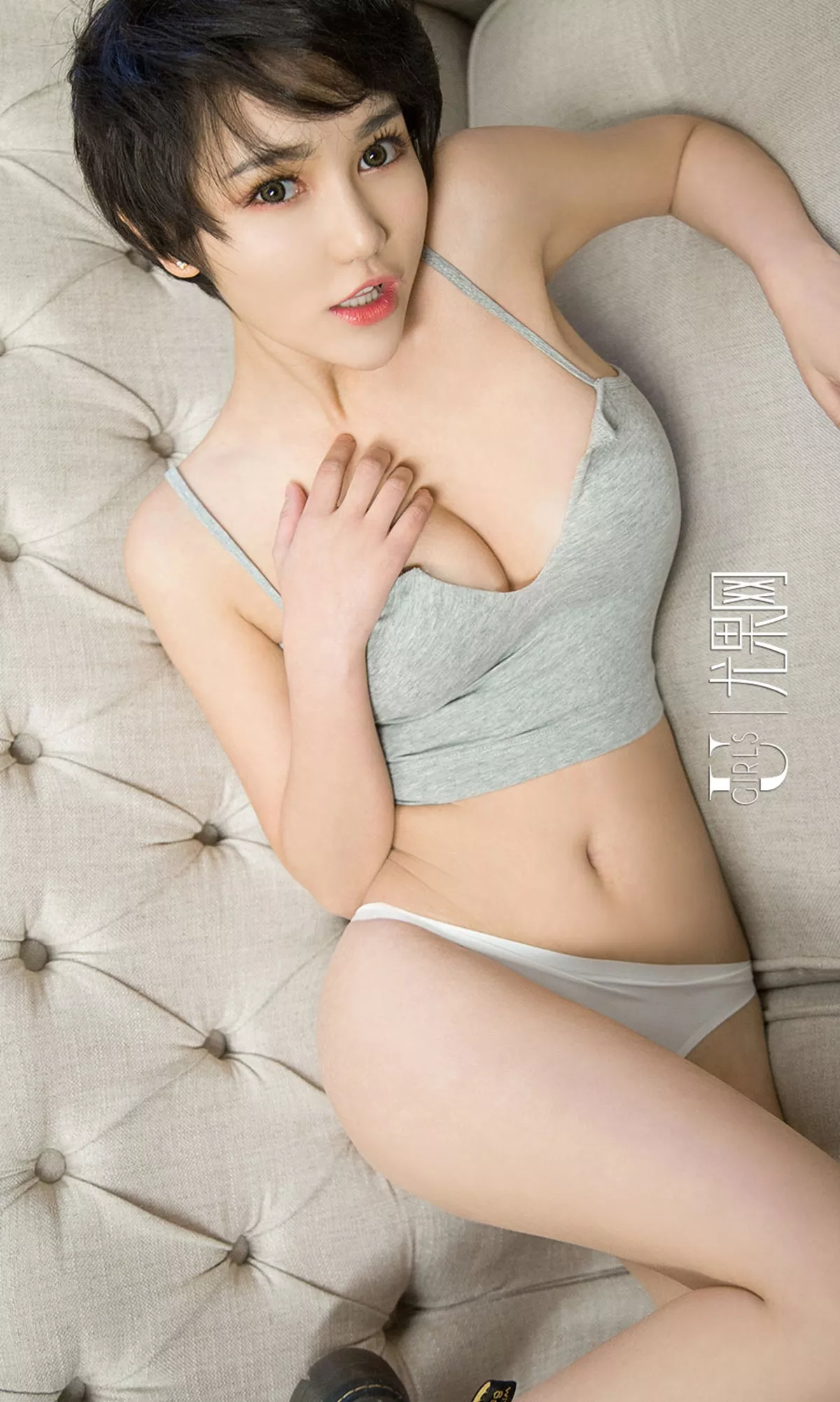 [Ugirls爱尤物]No.693_短发嫩模小悦悦居家沙发上吊带内衣白色内裤完美诱惑写真40P