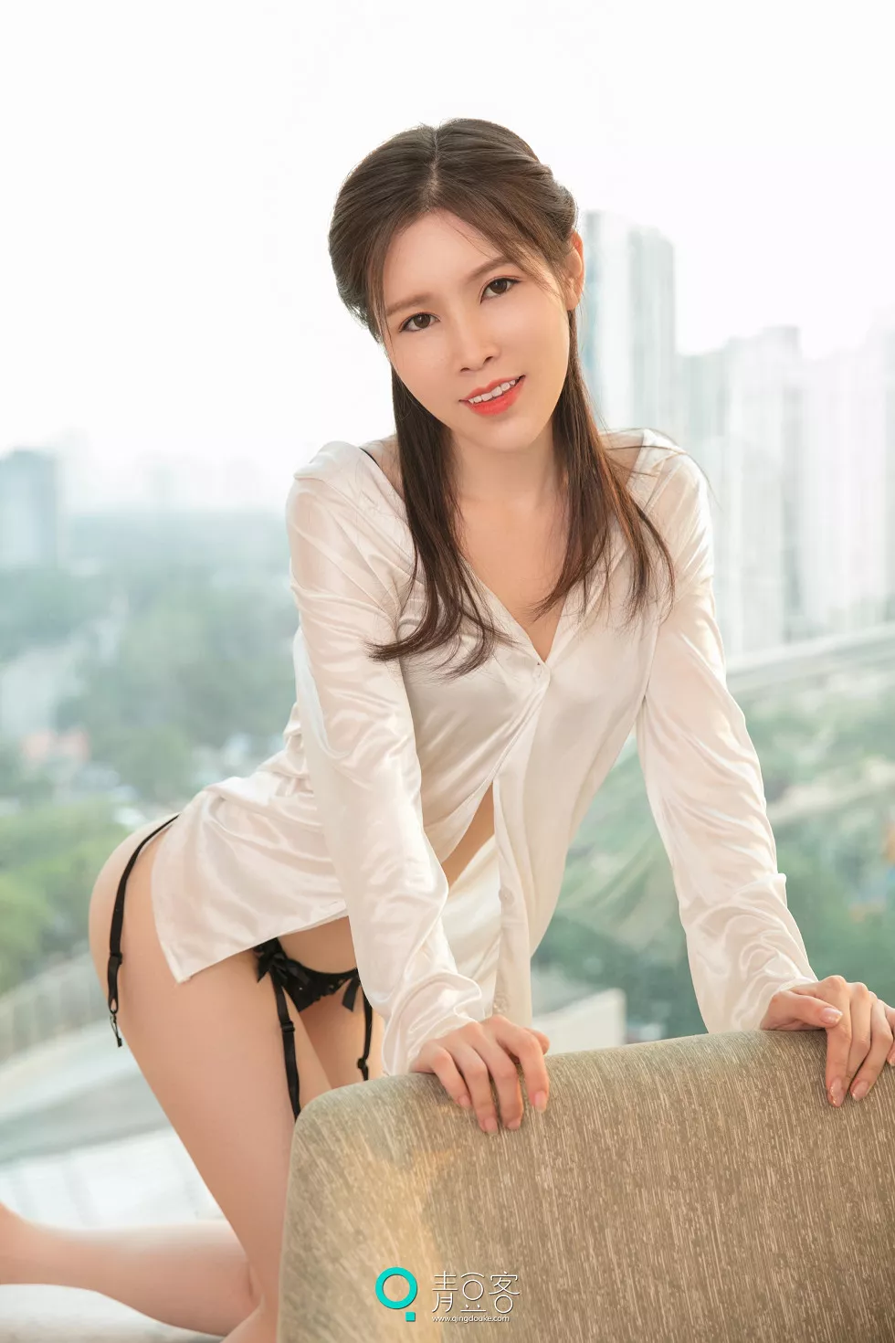 [青豆客Qingdouke]2017.06.22_嫩模白喵儿吊带背心秀美乳无内黑丝裤袜诱惑写真52P