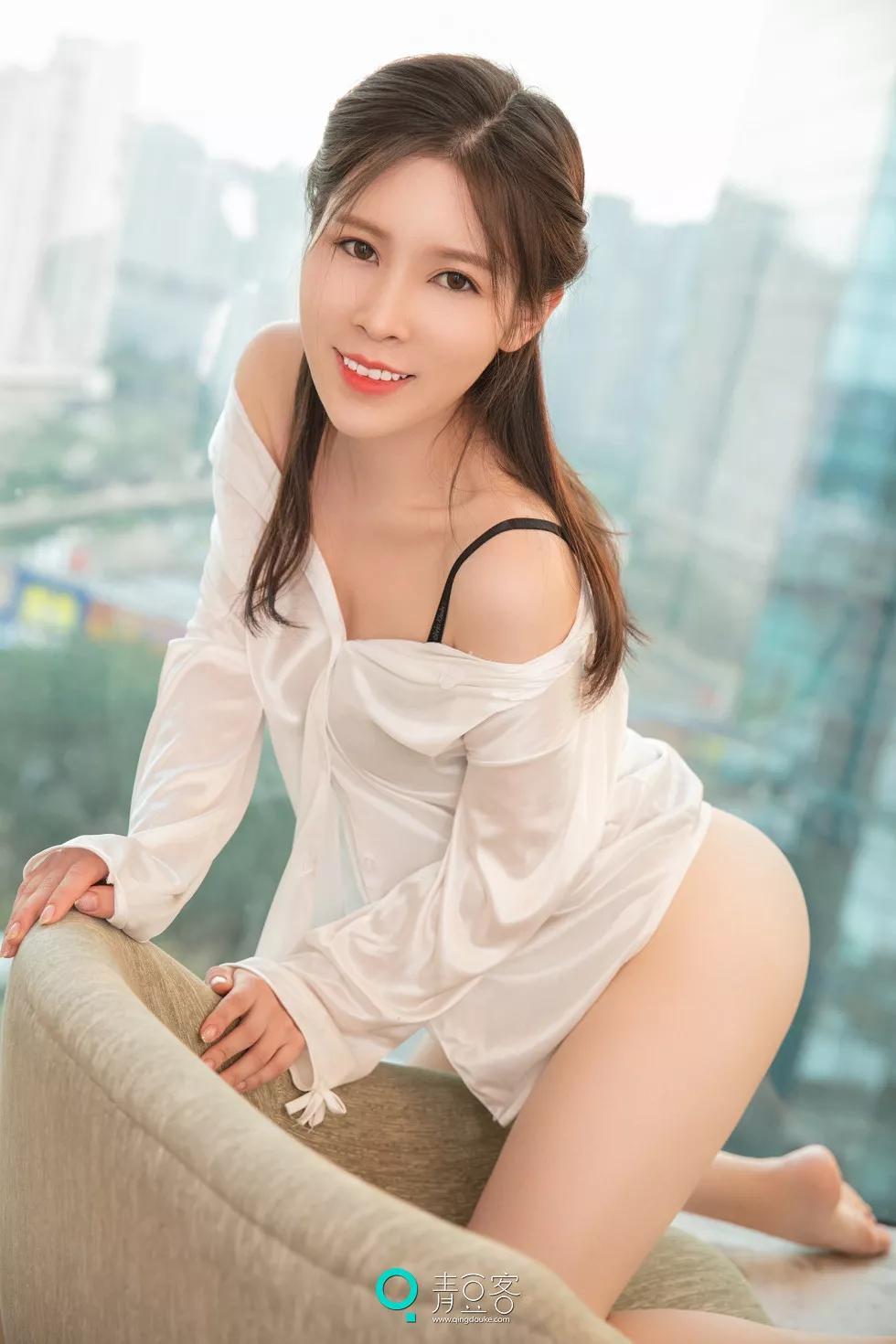 [青豆客Qingdouke]2017.06.22_嫩模白喵儿吊带背心秀美乳无内黑丝裤袜诱惑写真52P