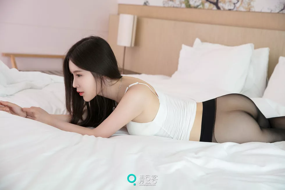 [青豆客Qingdouke]2017.06.22_嫩模白喵儿吊带背心秀美乳无内黑丝裤袜诱惑写真52P
