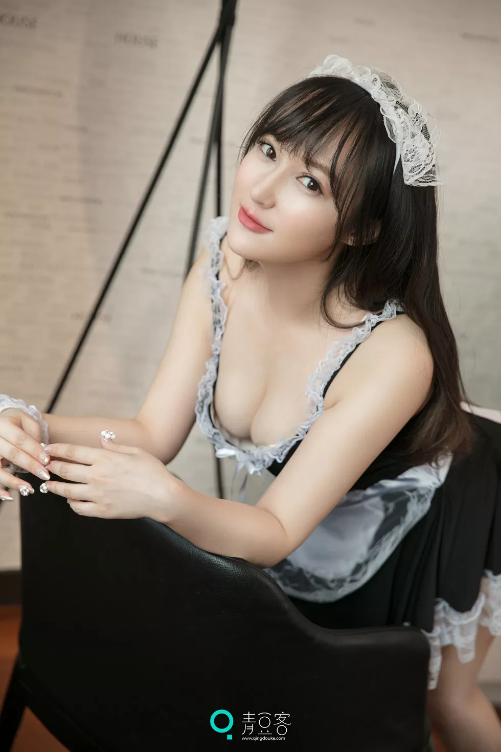 [青豆客Qingdouke]2017.06.20_嫩模吴娇性感内衣秀傲人美乳蕾丝女仆装诱惑写真53P
