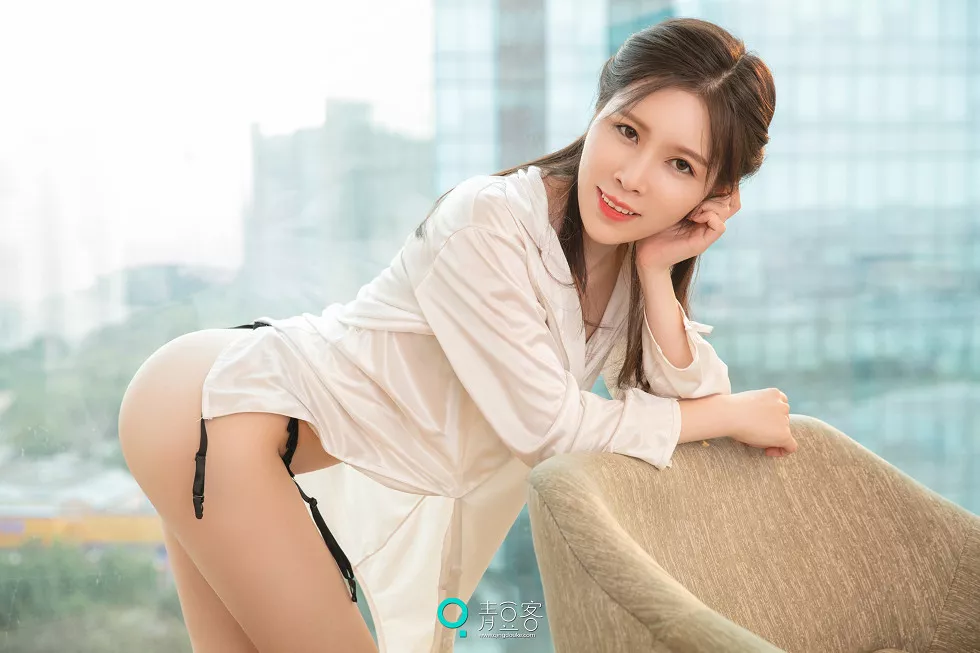 [青豆客Qingdouke]2017.06.22_嫩模白喵儿吊带背心秀美乳无内黑丝裤袜诱惑写真52P