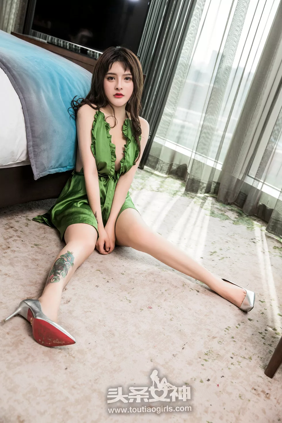 [Toutiao头条女神]No.390_嫩模杨漫妮居家绿色连身裙开胸真空露美乳撩人诱惑写真25P